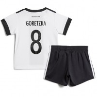 Dječji Nogometni Dres Njemačka Leon Goretzka #8 Domaci SP 2022 Kratak Rukav (+ Kratke hlače)